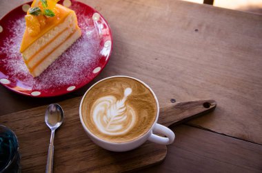 kahve aroması latte sanat ve ahşap masa relaxtime kafe kafede lezzetli Noel kek