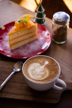 kahve aroması latte sanat ve ahşap masa relaxtime kafe kafede lezzetli Noel kek