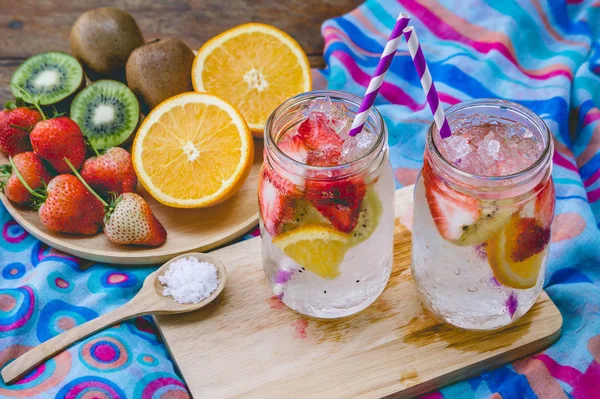 夏の健康のためのイチゴとフルーツの甘い炭酸飲料 — ストック写真