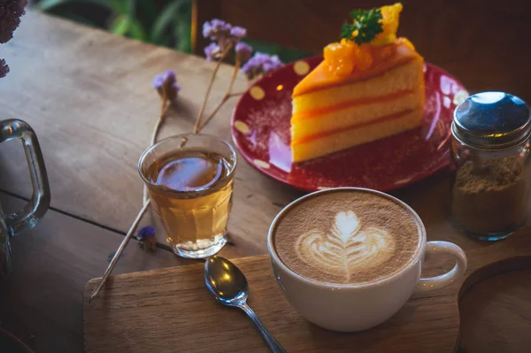 kahve aroması ve lezzetli kek meyve cafe kahvehane vintage tarzı ahşap tablo