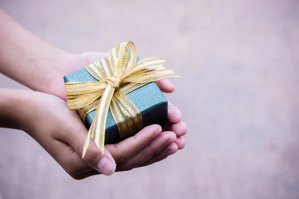 Δίνοντας Δώρο Κουτί Χέρια Στις Ιδιαίτερες Μέρες Για Ειδικό Άτομο — Φωτογραφία Αρχείου