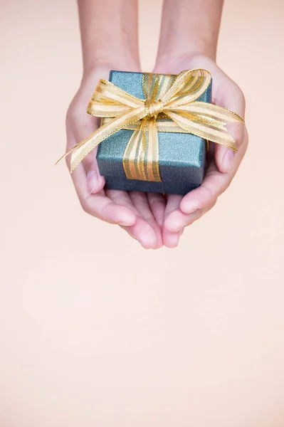 Dando Caja Regalo Con Las Manos Días Especiales Para Persona — Foto de Stock