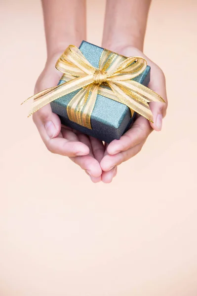 Dando Caja Regalo Con Las Manos Días Especiales Para Persona — Foto de Stock