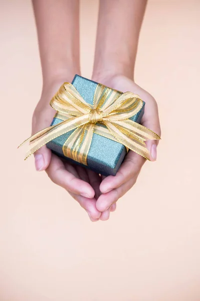 Dando Caja Regalo Con Las Manos Días Especiales Para Persona — Foto de Stock