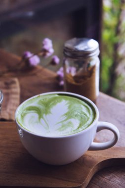 yeşil çay sıcak içecek sütlü beyaz Kupası ahşap masa aroma relax kahvehane zamanında