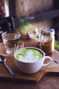 yeşil çay sıcak içecek sütlü beyaz Kupası ahşap masa aroma relax kahvehane zamanında