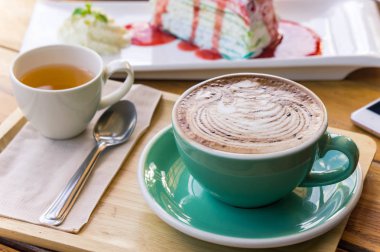 kahve mocha lattee Kupası ahşap masa ve pasta üzerinde dinlenmek zaman Cafe shop