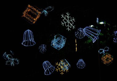 Geceleyin yılbaşı ışıkları