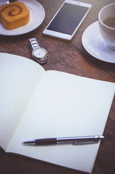 Lege Papieren Boek Houten Werking Tabel Warme Koffie Wachten Voor — Stockfoto