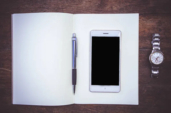 Blanco Papier Boek Houten Werking Slimme Telefoon Tafel Voor Creatieve — Stockfoto