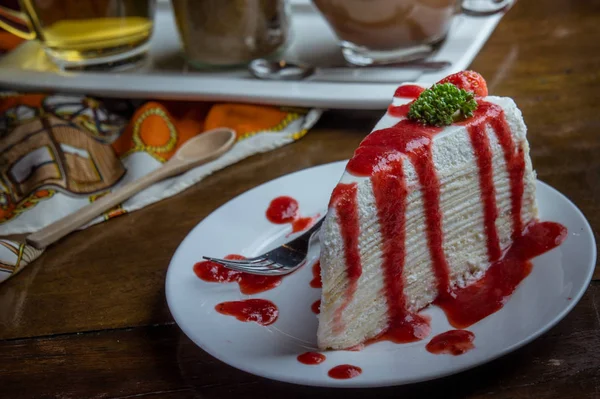 Erdbeer Crape Kuchen Auf Holztisch Café Dessert Tasy Kuchen — Stockfoto