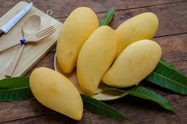 Sweet Yellow Mango Fruit Wood Table Ready Eat Healthy Fruit — Stock Photo, Image