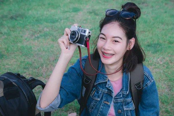 Gadis Pelancong Duduk Mengambil Foto Dan Tersenyum Melihat Alam Sekitar — Stok Foto