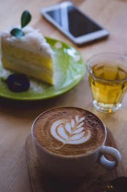 Kahve zamanı ve pasta cafe ahşap masa üzerinde kahve molasında dinlenmek