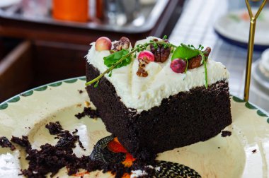 çikolata ve krema kek yemek yemeye hazır üzerine