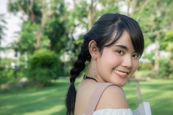Potret Wanita Muda Asia Yang Tersenyum — Stok Foto