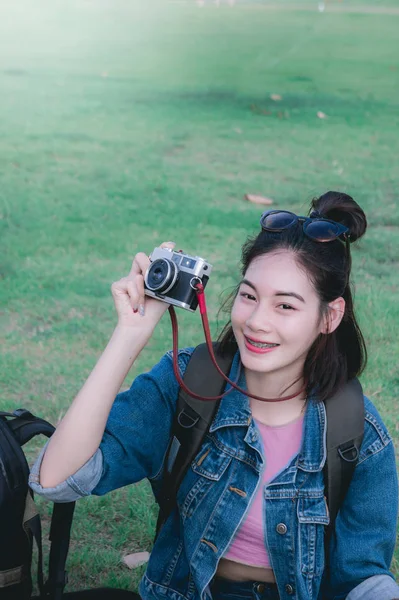 Gadis Pelancong Duduk Mengambil Foto Dan Tersenyum Melihat Alam Sekitar — Stok Foto