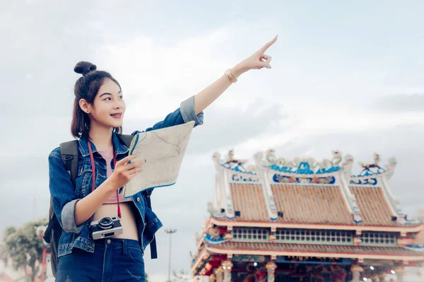 旅游女孩拿着地图 看着风景旅游地点文化和微笑的一日游 — 图库照片
