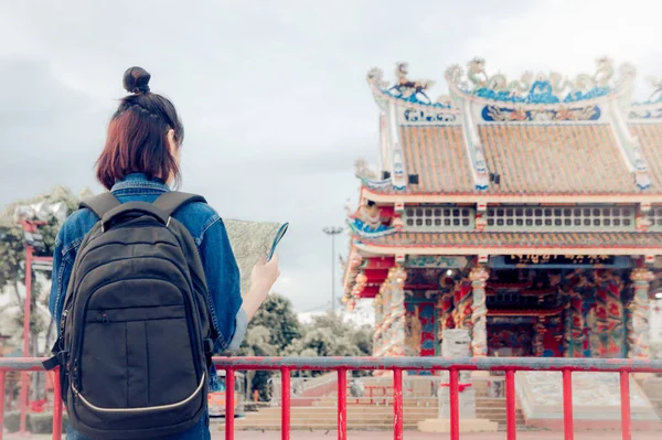 Τουριστική Κοριτσιού Κρατήστε Ένα Χάρτη Και Βλέπουν Θέα Τοποθεσία Ταξίδια — Φωτογραφία Αρχείου