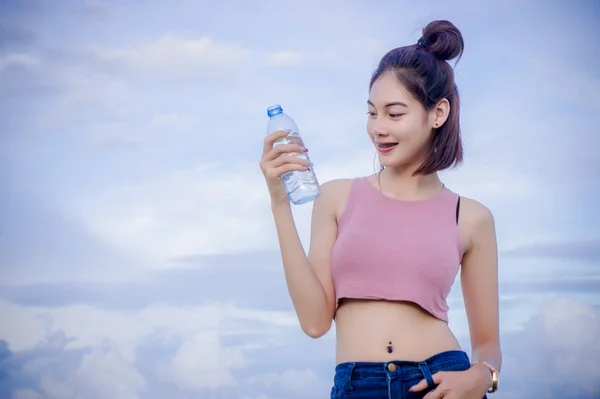 Gadis Sehat Minum Air Dalam Botol Minum Untuk Ketiga Kalinya — Stok Foto