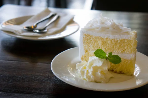 Sabroso pastel de mantequilla de coco en la mesa de madera café — Foto de Stock
