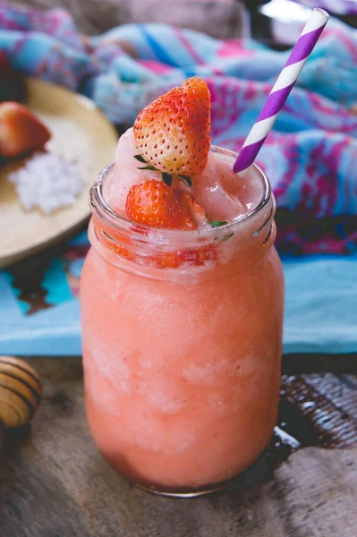 Jugo de licuado de fresa, sobre la cobertura de la miel sabrosa para el verano o —  Fotos de Stock