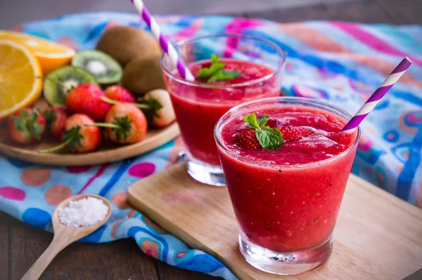 Yogur de fresa smoothie sabrosa fruta dulce bebida para la salud en —  Fotos de Stock