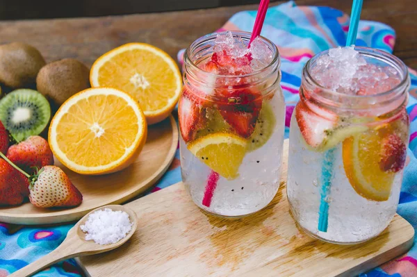 Bebida de refresco dulce de fresa y fruta para la salud en verano —  Fotos de Stock