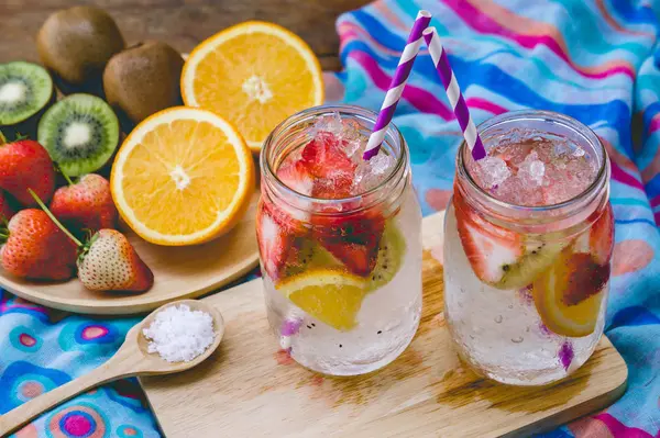 Bebida de refresco dulce de fresa y fruta para la salud en verano —  Fotos de Stock