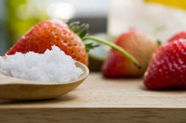 Ahşap masa tuz ve çilek meyve 