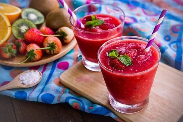 Batido de iogurte de morango bebida doce de fruto saborosa de saúde em — Fotografia de Stock