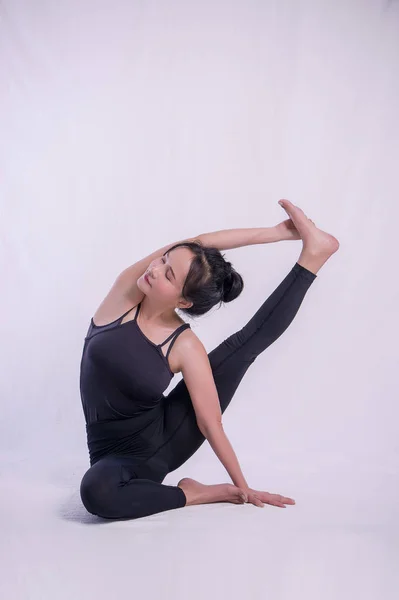 Asan jogi stworzyć zdrowe koncentracji i kształt. Kobieta Yo — Zdjęcie stockowe