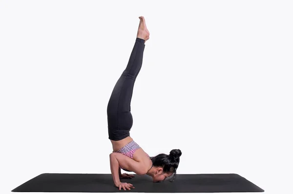 Yogaställningar skapa en hälsosam koncentration och form. kvinna Yo — Stockfoto