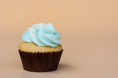 tatlı kek tatlı sarı arka plan ve kopya alanı 