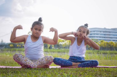 şişman kız ve ince kız oynarken iyi eğlenceler park, çocuk 
