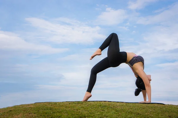 Yoga-kız mavi gökyüzü arka plan güçlendirilmesi sabah zamanında — Stok fotoğraf