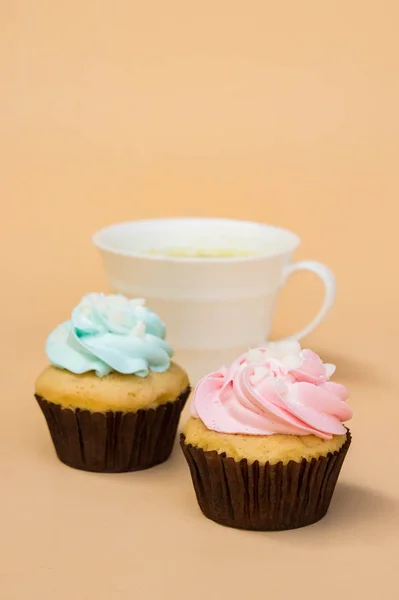 Süße Tasse Kuchen Dessert Auf Gelbem Hintergrund Und Kopierraum — Stockfoto