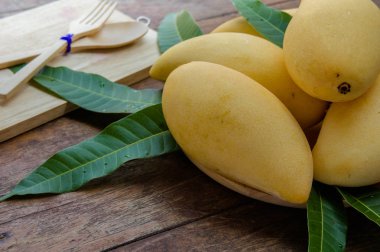 ahşap masa, sağlık için yemeye hazır tatlı sarı mango meyve
