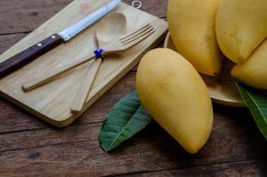 ahşap masa, sağlık için yemeye hazır tatlı sarı mango meyve