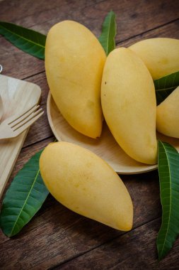 ahşap masa, sağlık için yemeye hazır tatlı sarı mango meyve