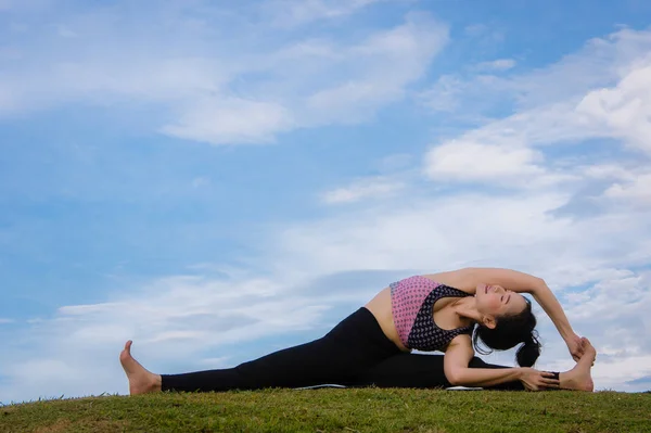 Yoga-kız mavi gökyüzü arka plan güçlendirilmesi sabah zamanında — Stok fotoğraf