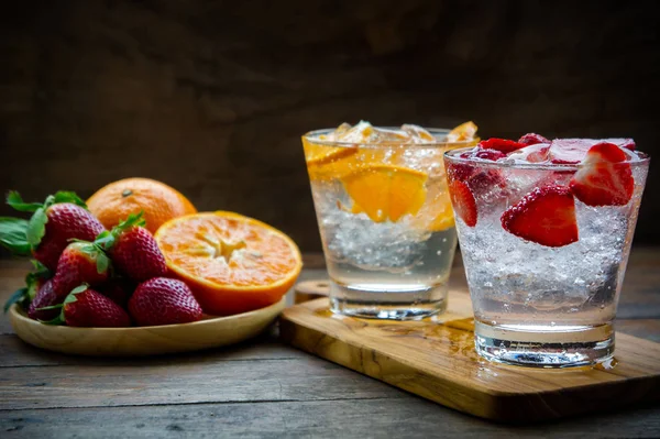 Słodkie owoce napoje Soda truskawka i napój pomarańczowy Soda zimny — Zdjęcie stockowe