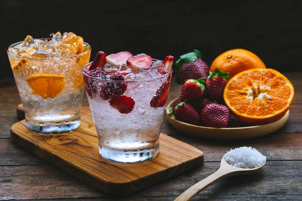 Édes gyümölcsök ital eper szóda és narancs szóda hideg ital — Stock Fotó