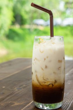 t ahşap masada cam latte kahve ve süt soğuk içecek