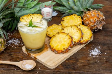 Ananas suyu ve ananas dilimleri ahşap parçalar halinde kesilmiş