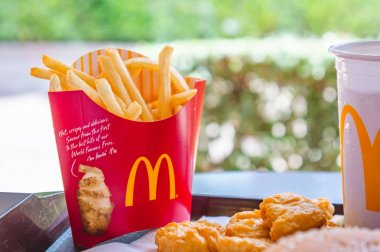 Udon Thani , Tayland , 20 Mayıs 2018 mcdonald's Restaurant Udon Thani , fast food restoran Fast Food Satış bir hamburger Patates kızartması nuggets ve içecek dükkanında