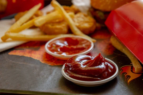 番茄酱和炸薯条 餐厅快餐 — 图库照片