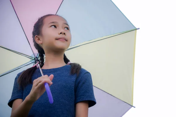 Pequeno Menina Guarda Chuva Sorriso Olhando Para Estação Chuvosa — Fotografia de Stock