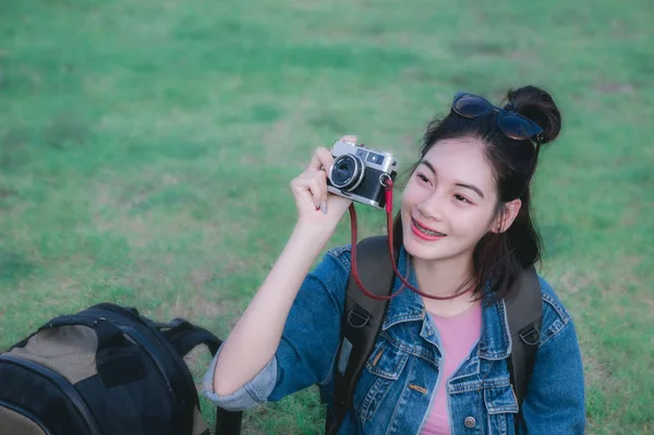 Viaggiatore Ragazza Seduta Scattare Una Foto Sorridere Guardando Natura Intorno — Foto Stock