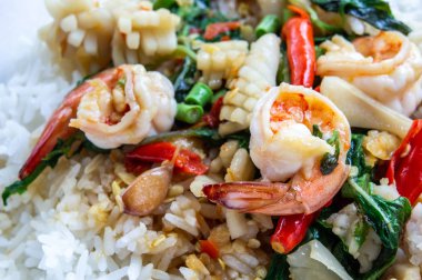 Kalamar ile kızarmış fesleğen karides pirinç ile tepesinde